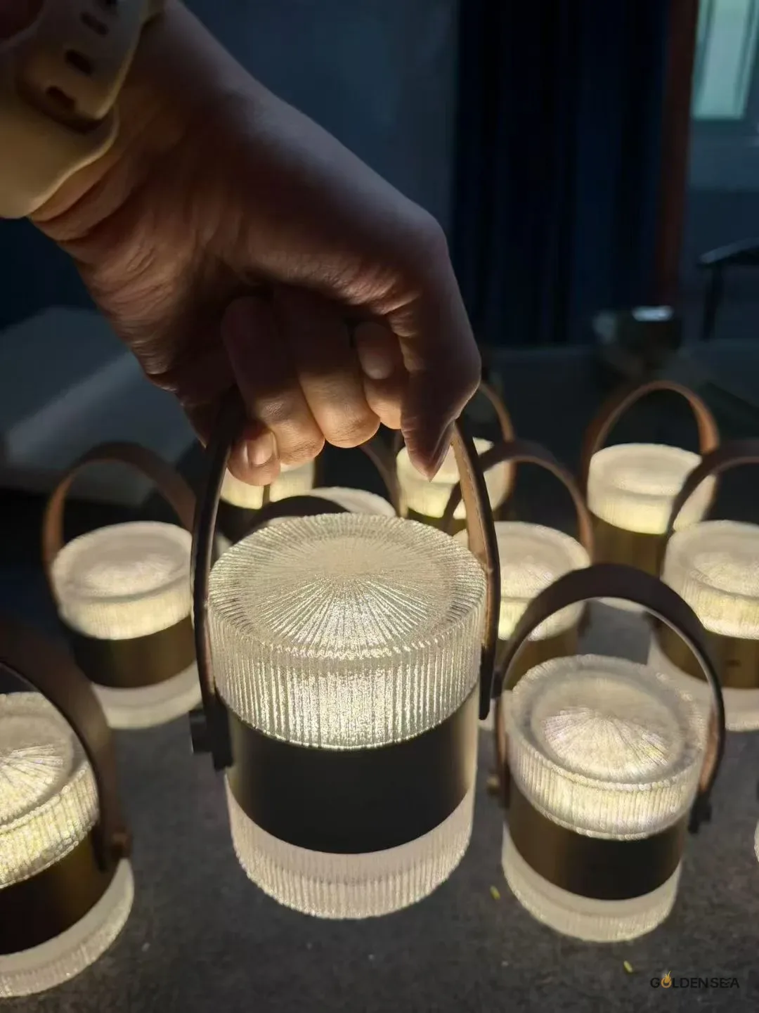 Dusk Glow Portable Lantern - Image 3